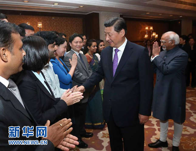 9月18日，國(guó)家主席習(xí)近平在印度世界事務(wù)委員會(huì)發(fā)表題為《攜手追尋民族復(fù)興之夢(mèng)》的重要演講。演講結(jié)束后，習(xí)近平接見中印兩國(guó)青年代表。新華社記者 龐興雷 攝