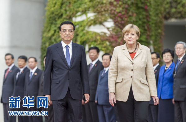 10月10日，德國總理默克爾在柏林總理府前廣場舉行隆重儀式，歡迎國務院總理李克強對德國進行正式訪問。 新華社記者 謝環(huán)馳 攝 