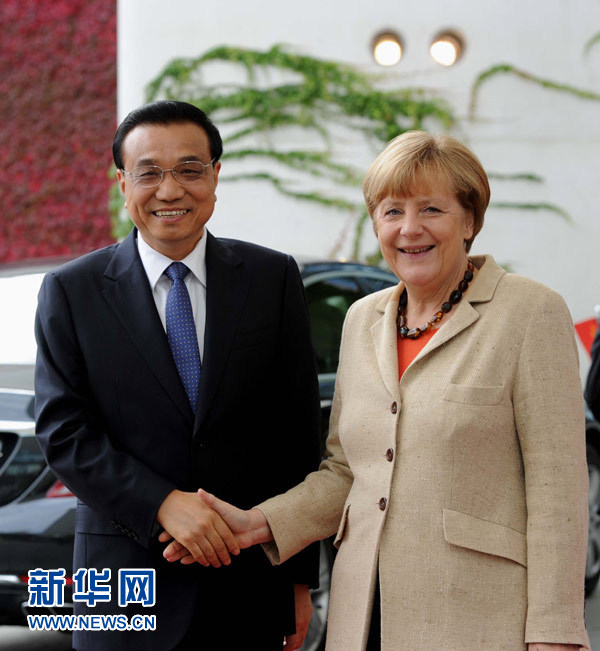 10月10日，德國總理默克爾在柏林總理府前廣場舉行隆重儀式，歡迎中國國務院總理李克強對德國進行正式訪問。 新華社記者 饒愛民 攝 