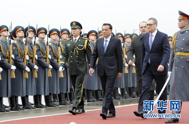 10月12日，中國國務(wù)院總理李克強乘專機抵達(dá)莫斯科，開始對俄羅斯進(jìn)行正式訪問并舉行中俄總理第十九次定期會晤。俄方在機場舉行隆重儀式，歡迎李克強總理。新華社記者 張鐸 攝