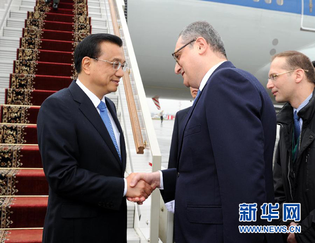 10月12日，中國國務(wù)院總理李克強乘專機抵達(dá)莫斯科，開始對俄羅斯進(jìn)行正式訪問并舉行中俄總理第十九次定期會晤。俄羅斯聯(lián)邦政府高級官員到機場迎接李克強總理。新華社記者 饒愛民 攝