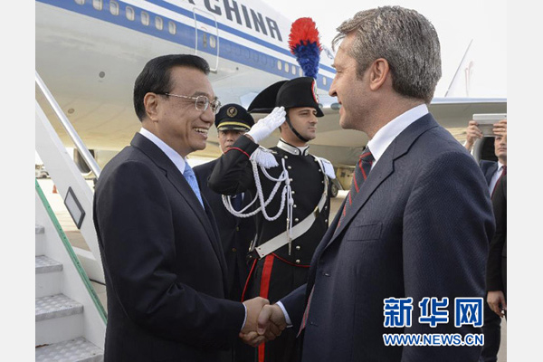 10月14日，國務(wù)院總理李克強(qiáng)乘專機(jī)抵達(dá)羅馬，開始對意大利進(jìn)行正式訪問，意大利政府高級官員到機(jī)場迎接。 新華社記者李學(xué)仁攝