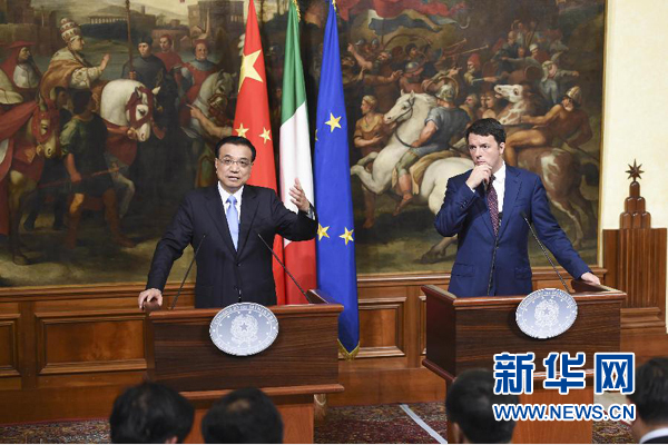 10月14日，國(guó)務(wù)院總理李克強(qiáng)在羅馬與意大利總理倫齊舉行會(huì)談后共同會(huì)見(jiàn)記者。 新華社記者 李學(xué)仁 攝