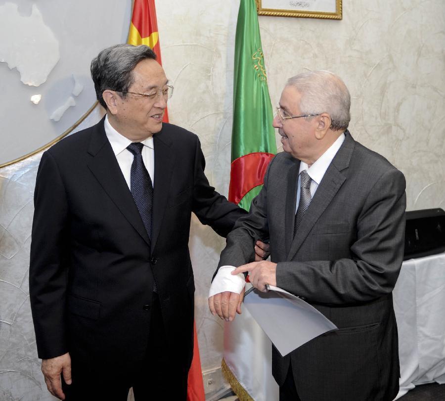 11月1日，正在阿爾及利亞進(jìn)行正式友好訪問(wèn)的全國(guó)政協(xié)主席俞正聲在阿爾及爾與阿民族院議長(zhǎng)本·薩拉赫舉行會(huì)談。這是俞正聲親切詢問(wèn)本·薩拉赫的手傷情況。新華社記者 張鐸 攝 
