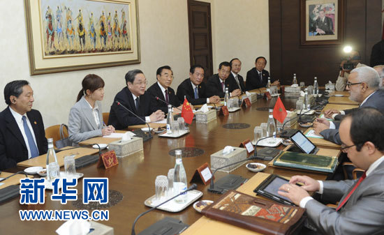 11月3日，全國政協(xié)主席俞正聲在拉巴特會見摩洛哥政府首腦本·基蘭。 新華社記者 張鐸 攝