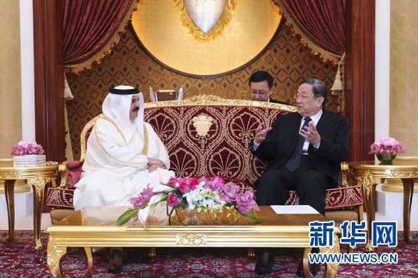 11月6日，正在巴林進(jìn)行正式友好訪問(wèn)的全國(guó)政協(xié)主席俞正聲在麥納麥會(huì)見(jiàn)巴林國(guó)王哈馬德。 新華社記者 張鐸 攝