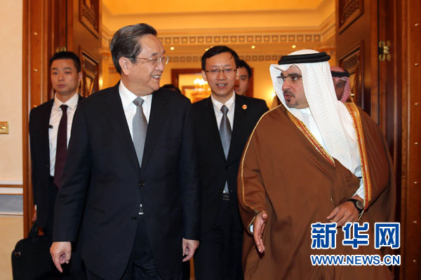 11月6日，正在巴林進(jìn)行正式友好訪問(wèn)的全國(guó)政協(xié)主席俞正聲在麥納麥會(huì)見(jiàn)巴林王儲(chǔ)薩勒曼。 新華社記者劉衛(wèi)兵攝