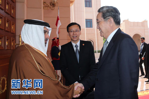 11月6日，正在巴林進(jìn)行正式友好訪問(wèn)的全國(guó)政協(xié)主席俞正聲在麥納麥會(huì)見(jiàn)巴林王儲(chǔ)薩勒曼。 新華社記者劉衛(wèi)兵攝