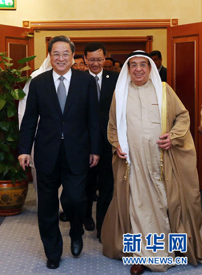 11月6日，正在巴林進(jìn)行正式友好訪問(wèn)的全國(guó)政協(xié)主席俞正聲在麥納麥會(huì)見(jiàn)巴林副首相穆罕默德。 新華社記者劉衛(wèi)兵攝