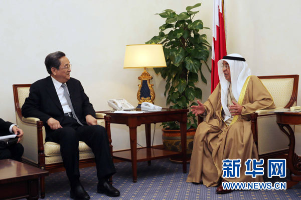11月6日，正在巴林進(jìn)行正式友好訪問(wèn)的全國(guó)政協(xié)主席俞正聲在麥納麥會(huì)見(jiàn)巴林副首相穆罕默德。 新華社記者劉衛(wèi)兵攝