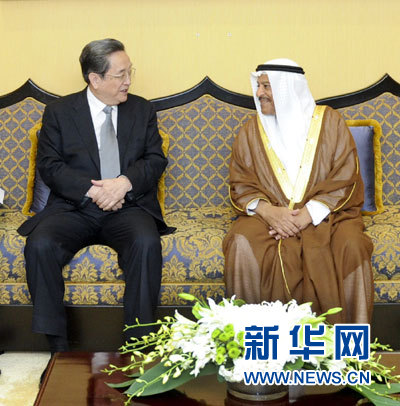11月6日，正在巴林進(jìn)行正式友好訪問(wèn)的全國(guó)政協(xié)主席俞正聲在麥納麥與巴林協(xié)商會(huì)議主席阿里舉行會(huì)談。 新華社記者 張鐸 攝