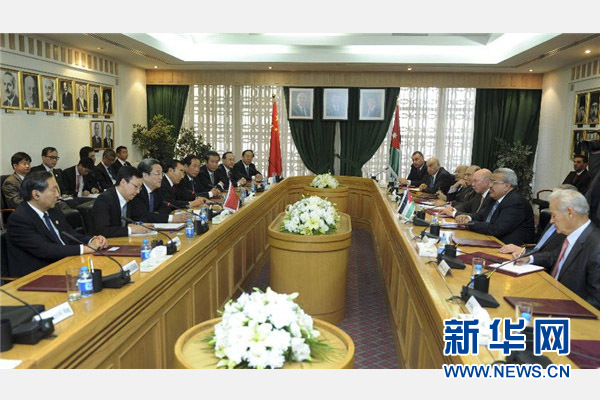 11月9日，正在約旦進(jìn)行正式友好訪問(wèn)的全國(guó)政協(xié)主席俞正聲在安曼與約旦參議長(zhǎng)拉瓦比德進(jìn)行會(huì)談。 新華社記者 張鐸 攝 