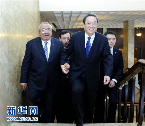 11月9日，正在約旦進(jìn)行正式友好訪問(wèn)的全國(guó)政協(xié)主席俞正聲在安曼與約旦參議長(zhǎng)拉瓦比德進(jìn)行會(huì)談。這是會(huì)談前，俞正聲與拉瓦比德攜手步入會(huì)場(chǎng)。新華社記者 張鐸 攝 