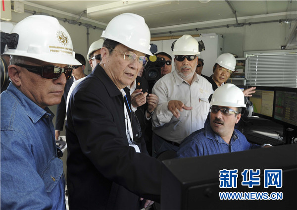 11月8日，正在約旦進(jìn)行正式友好訪問(wèn)的全國(guó)政協(xié)主席俞正聲在安曼參觀阿拉伯鉀肥公司。這是俞正聲在采鹽船上仔細(xì)詢問(wèn)開(kāi)采情況。 新華社記者 張鐸 攝