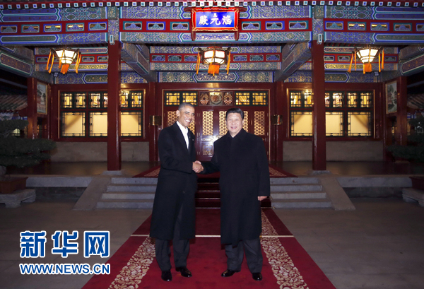 11月11日晚，國(guó)家主席習(xí)近平在中南海同美國(guó)總統(tǒng)奧巴馬舉行會(huì)晤。這是兩國(guó)元首在瀛臺(tái)涵元殿前握手。 新華社記者鞠鵬攝