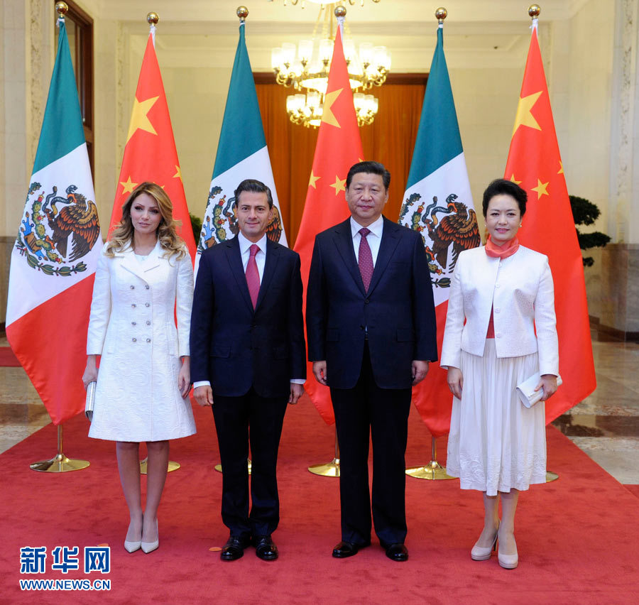 11月13日，國家主席習(xí)近平在北京人民大會堂北大廳舉行儀式，歡迎墨西哥總統(tǒng)培尼亞對中國進(jìn)行國事訪問。這是習(xí)近平和夫人彭麗媛同培尼亞夫婦合影。 新華社記者 張鐸 攝