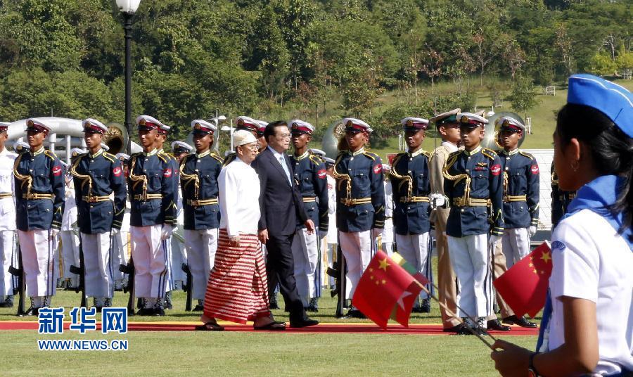 11月14日，中國(guó)國(guó)務(wù)院總理李克強(qiáng)在內(nèi)比都同緬甸總統(tǒng)吳登盛舉行會(huì)談。這是會(huì)談前，吳登盛在緬甸總統(tǒng)府前廣場(chǎng)為李克強(qiáng)舉行隆重的歡迎儀式。新華社記者 鞠鵬 攝