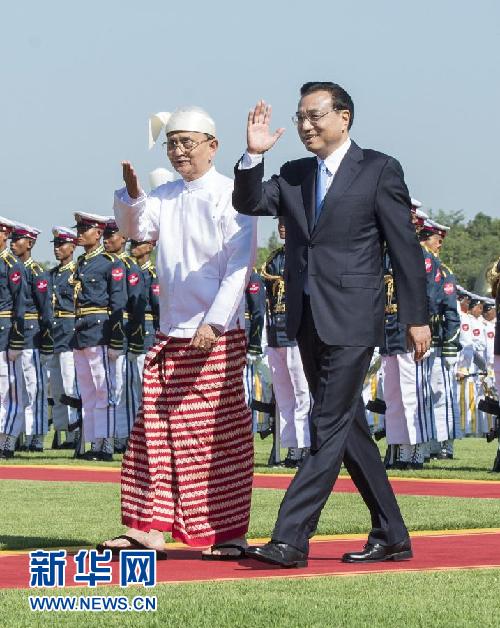 11月14日，中國(guó)國(guó)務(wù)院總理李克強(qiáng)在內(nèi)比都同緬甸總統(tǒng)吳登盛舉行會(huì)談。這是會(huì)談前，吳登盛在緬甸總統(tǒng)府前廣場(chǎng)為李克強(qiáng)舉行隆重的歡迎儀式。新華社記者 王曄 攝