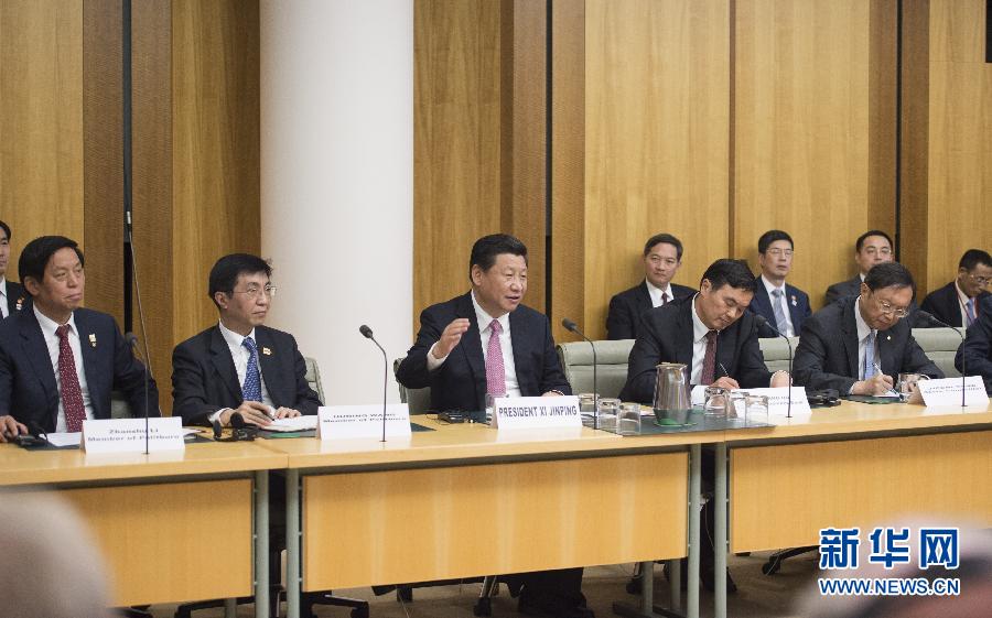 11月17日，國(guó)家主席習(xí)近平在堪培拉和澳大利亞總理阿博特共同出席第四屆中澳工商界首席執(zhí)行官圓桌會(huì)。這次會(huì)議是由澳大利亞企業(yè)領(lǐng)袖理事會(huì)和中國(guó)國(guó)家開(kāi)發(fā)銀行共同組織承辦的。新華社記者 謝環(huán)馳 攝 