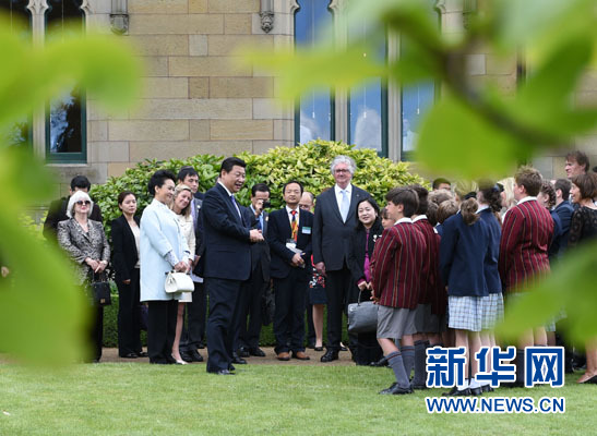 11月18日，國(guó)家主席習(xí)近平在澳大利亞塔斯馬尼亞州與朗塞斯頓市斯科奇－歐克伯恩小學(xué)的小學(xué)生共同植樹。新華社記者 馬占成 攝