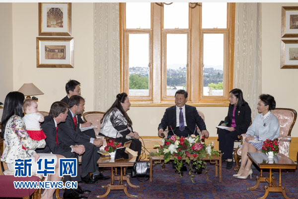 11月18日，國(guó)家主席習(xí)近平在澳大利亞塔斯馬尼亞州參觀訪問。這是習(xí)近平看望已故塔斯馬尼亞州前州長(zhǎng)培根的家人。新華社記者 丁林 攝