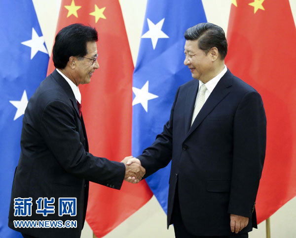 11月22日，中國國家主席習近平在斐濟楠迪會見密克羅尼西亞聯(lián)邦總統(tǒng)莫里。 新華社記者姚大偉攝 