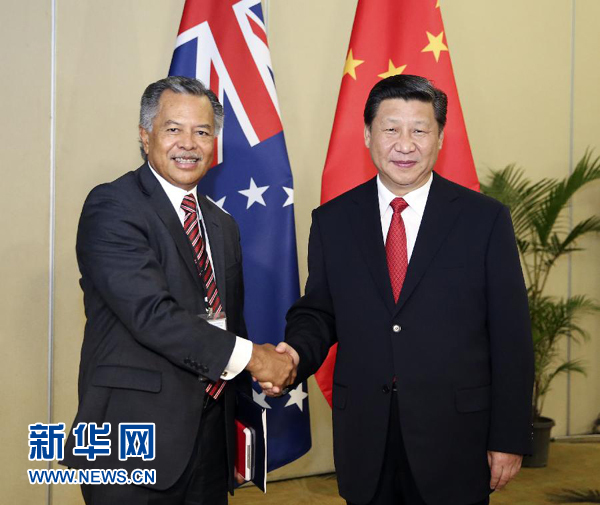 11月22日，國家主席習近平在斐濟楠迪會見庫克群島總理普納。新華社記者丁林攝 