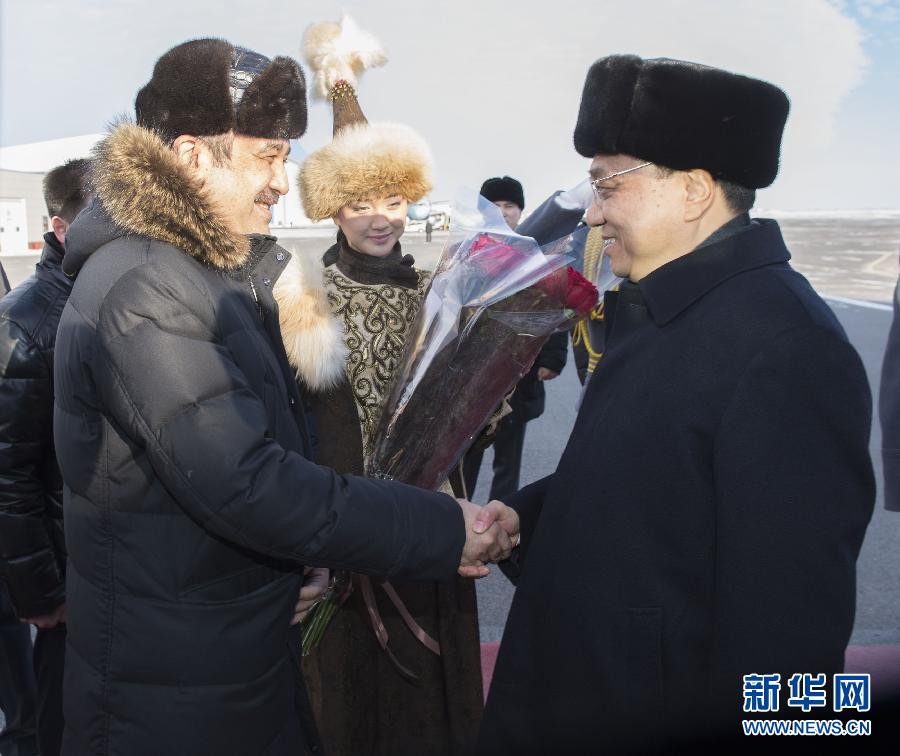 12月14日，應(yīng)哈薩克斯坦共和國(guó)總理馬西莫夫邀請(qǐng)，國(guó)務(wù)院總理李克強(qiáng)乘專(zhuān)機(jī)抵達(dá)阿斯塔納國(guó)際機(jī)場(chǎng)，開(kāi)始對(duì)哈薩克斯坦進(jìn)行正式訪問(wèn)，舉行中哈總理第二次定期會(huì)晤，并出席上海合作組織成員國(guó)政府首腦理事會(huì)第十三次會(huì)議。這是馬西莫夫到機(jī)場(chǎng)迎接李克強(qiáng)。新華社記者 黃敬文 攝