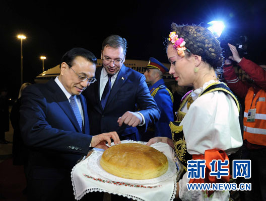 12月15日，國務院總理李克強抵達貝爾格萊德，出席中國－中東歐國家領導人會晤并正式訪問塞爾維亞，塞爾維亞總理武契奇到機場迎接。新華社記者 饒愛民 攝