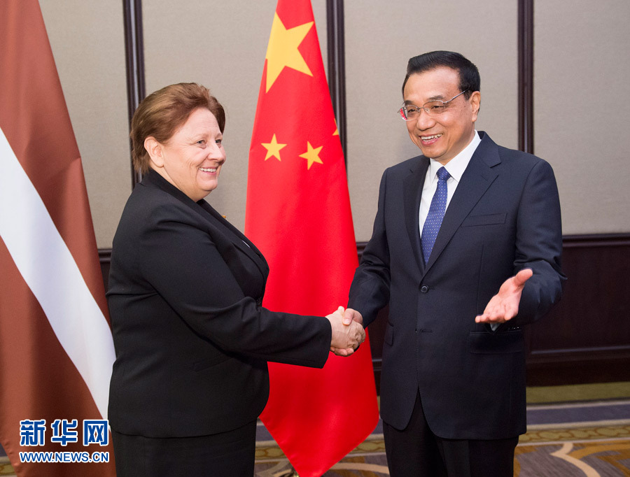    12月16日，中國國務(wù)院總理李克強在貝爾格萊德會見拉脫維亞總理斯特勞尤馬。 新華社記者黃敬文攝