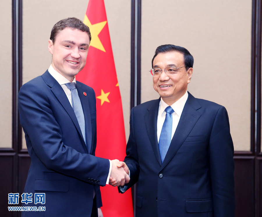 12月17日，中國國務院總理李克強在貝爾格萊德會見愛沙尼亞總理羅伊瓦斯。 新華社記者姚大偉攝 