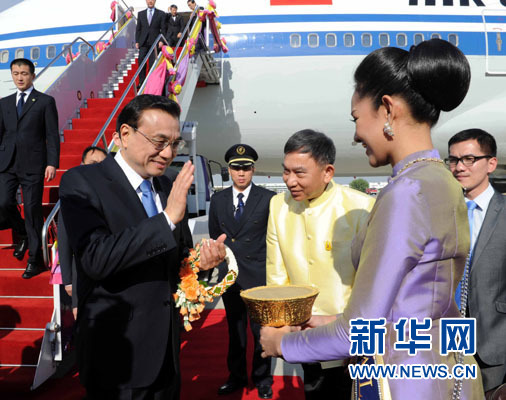 12月19日，中國國務(wù)院總理李克強抵達曼谷，出席大湄公河次區(qū)域經(jīng)濟合作領(lǐng)導(dǎo)人第五次會議。新華社記者饒愛民攝