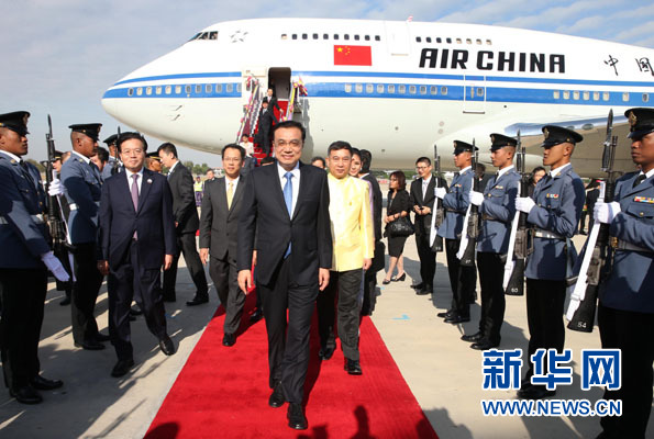 12月19日，中國國務(wù)院總理李克強抵達曼谷，出席大湄公河次區(qū)域經(jīng)濟合作領(lǐng)導(dǎo)人第五次會議。新華社記者 龐興雷攝