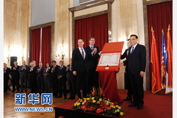 12月18日，中國國務院總理李克強在貝爾格萊德市政廳接受“貝爾格萊德榮譽市民”證書，塞爾維亞總理武契奇陪同出席。隨后，李克強同塞各界知名人士親切會見并互動交流。新華社記者 饒愛民 攝