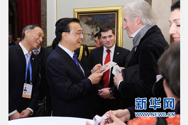 12月18日，中國國務院總理李克強在貝爾格萊德市政廳接受“貝爾格萊德榮譽市民”證書，塞爾維亞總理武契奇陪同出席。隨后，李克強同塞各界知名人士親切會見并互動交流。這是李克強同電影《瓦爾特保衛(wèi)薩拉熱窩》的演員薩馬爾季奇親切交談。新華社記者 饒愛民 攝