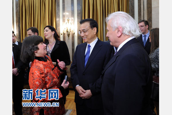 12月18日，中國國務院總理李克強在貝爾格萊德市政廳接受“貝爾格萊德榮譽市民”證書，塞爾維亞總理武契奇陪同出席。隨后，李克強同塞各界知名人士親切會見并互動交流。這是李克強同漢學家波普—采尼奇夫婦親切交談。新華社記者 饒愛民 攝
