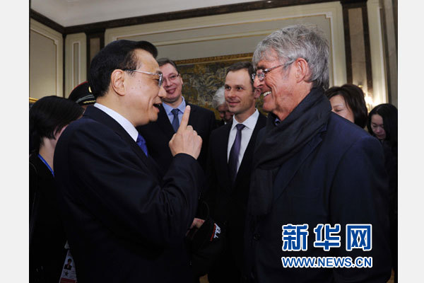 12月18日，中國國務院總理李克強在貝爾格萊德市政廳接受“貝爾格萊德榮譽市民”證書，塞爾維亞總理武契奇陪同出席。隨后，李克強同塞各界知名人士親切會見并互動交流。這是李克強同著名足球教練米盧蒂諾維奇親切交談。新華社記者 饒愛民 攝