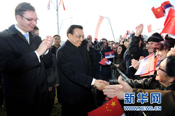 12月18日，中國(guó)國(guó)務(wù)院總理李克強(qiáng)在貝爾格萊德同塞爾維亞總理武契奇共同出席貝爾格萊德跨多瑙河大橋竣工儀式。這是李克強(qiáng)在儀式現(xiàn)場(chǎng)同塞爾維亞群眾親切握手。新華社記者 饒愛(ài)民 攝