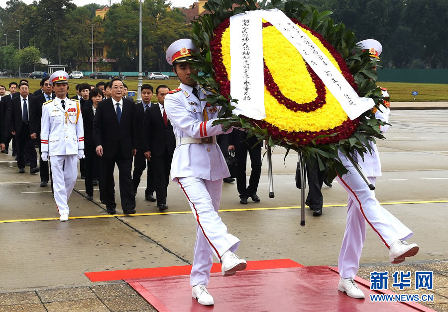 12月25日至27日，中共中央政治局常委、全國政協(xié)主席俞正聲對越南進(jìn)行正式訪問。 這是12月27日，俞正聲在河內(nèi)瞻仰胡志明主席陵。新華社記者劉建生攝