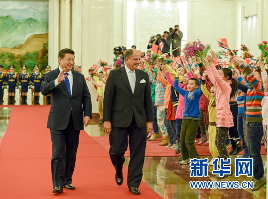 1月6日，國(guó)家主席習(xí)近平在北京人民大會(huì)堂同哥斯達(dá)黎加總統(tǒng)索利斯舉行會(huì)談。這是會(huì)談前，習(xí)近平在人民大會(huì)堂北大廳為索利斯舉行歡迎儀式。新華社記者 李學(xué)仁 攝