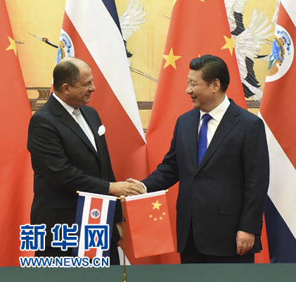 1月6日，中國(guó)國(guó)家主席習(xí)近平在北京人民大會(huì)堂同哥斯達(dá)黎加總統(tǒng)索利斯舉行會(huì)談。這是習(xí)近平與索利斯在簽字儀式后握手。 新華社記者 張鐸 攝