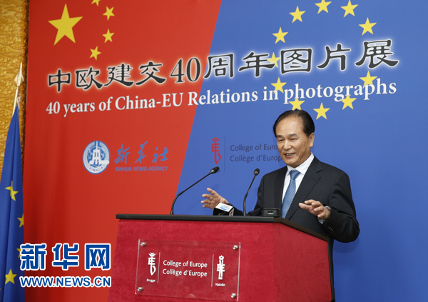 5月18日，正在比利時訪問的新華社社長蔡名照在比利時布魯日歐洲學(xué)院舉行的“中歐建交40周年圖片展”開幕式上致辭。在中歐建交40周年之際，由新華社、歐洲學(xué)院主辦的“中歐建交40周年圖片展”18日在位于比利時布魯日的歐洲學(xué)院開幕。 新華社記者葉平凡攝 
