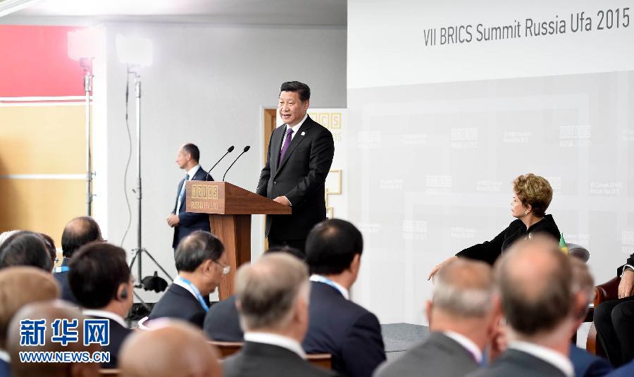 7月9日，金磚國家領(lǐng)導(dǎo)人同金磚國家工商理事會代表對話會在俄羅斯烏法舉行。中國國家主席習(xí)近平、俄羅斯總統(tǒng)普京、巴西總統(tǒng)羅塞夫、印度總理莫迪、南非總統(tǒng)祖馬等共同出席。新華社記者 張鐸 攝 