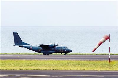 7日，法屬留尼汪島，法國軍事運(yùn)輸機(jī)沿海岸搜尋MH370殘骸。