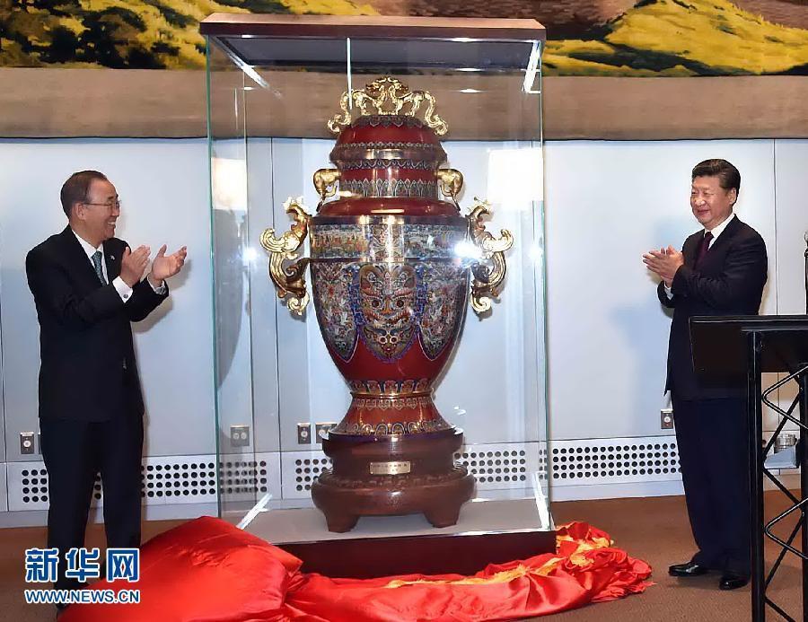 9月27日，國家主席習(xí)近平在紐約出席中國向聯(lián)合國贈(zèng)送“和平尊”儀式。聯(lián)合國秘書長潘基文出席。 新華社記者 李濤 攝 