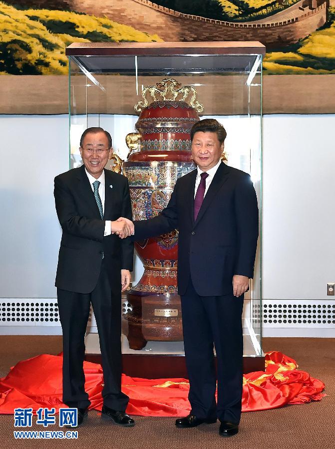  9月27日，國家主席習(xí)近平在紐約出席中國向聯(lián)合國贈(zèng)送“和平尊”儀式。聯(lián)合國秘書長潘基文出席。 新華社記者 李濤 攝 
