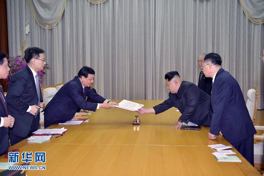 10月9日，中共中央政治局常委、中央書記處書記劉云山在平壤百花園迎賓館會見朝鮮勞動黨第一書記金正恩。這是劉云山向金正恩轉交習近平總書記的親署函。新華社記者 李濤 攝