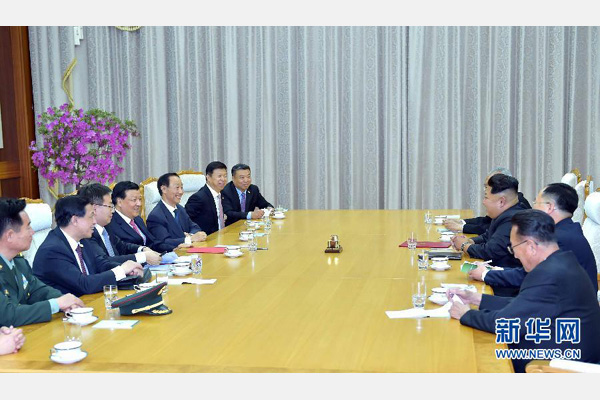 10月9日，中共中央政治局常委、中央書記處書記劉云山在平壤百花園迎賓館會見朝鮮勞動黨第一書記金正恩。 新華社記者 李濤 攝 