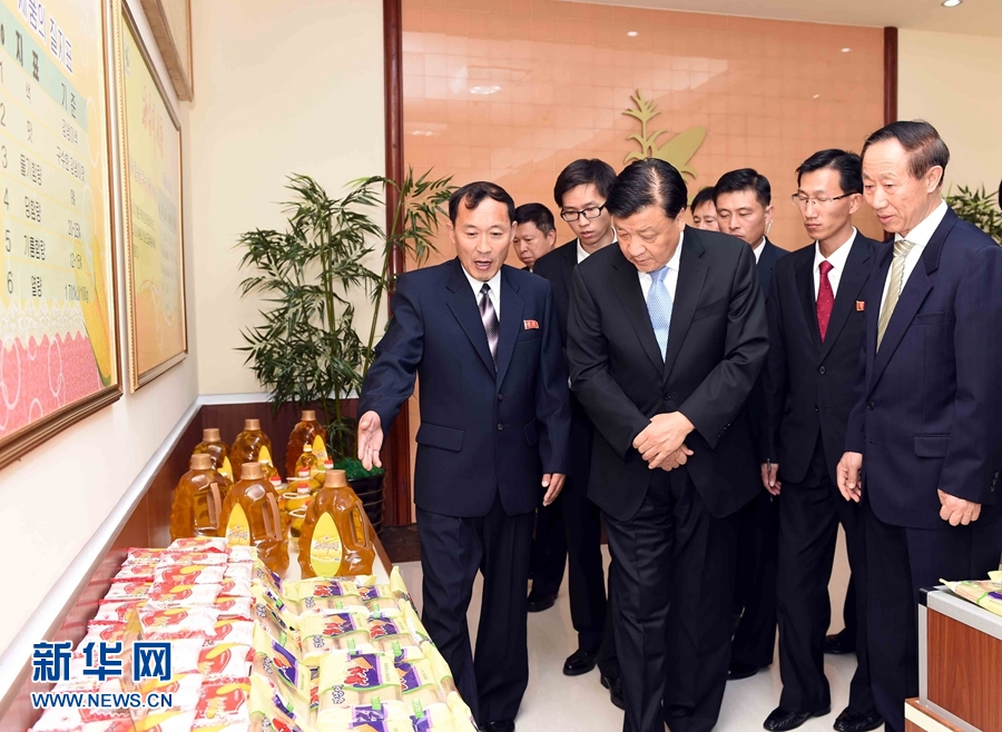 10月11日，中共中央政治局常委、中央書記處書記劉云山參觀考察平壤玉米加工廠。 新華社記者 饒愛民 攝