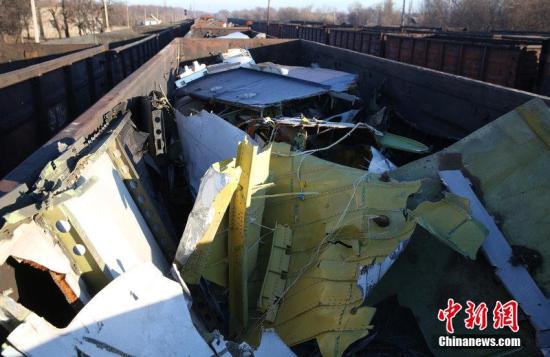 資料圖：烏克蘭頓涅茨克，MH17墜毀客機的殘骸裝上火車。圖片來源：CFP視覺中國